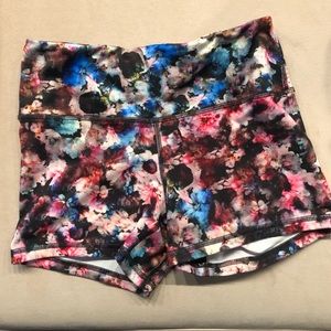 FLEO Dark Floral Power High Rise 4” shorts Medium
